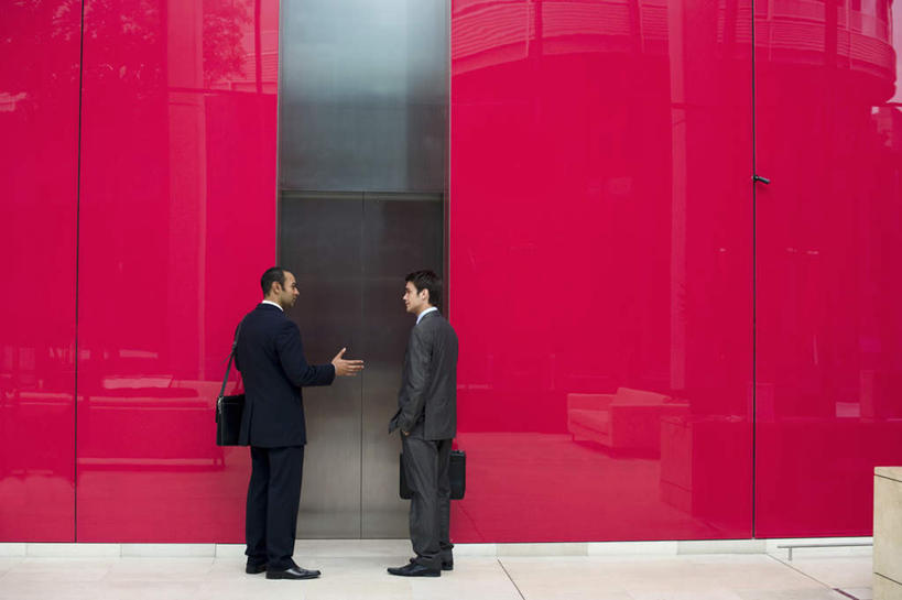 东方人,西方人,两个人,商务人士,商务男性,办公室,站,说,横图,室内,白天,侧面,衬衫,讨论,欧洲,欧洲人,亚洲,套装,包,公文包,柱子,墙,黄种人,相视,墙壁,墙面,红色,手势,站着,面对面,公事包,对视,互视,解释,相对,商务装,工薪阶层,相看,交流,男人,男性,年轻男性,中年男性,白种人,亚洲人,白领,上班族,沟通,讲话,交谈,商讨,说话,谈话,站立,彩图,全身,衬衣