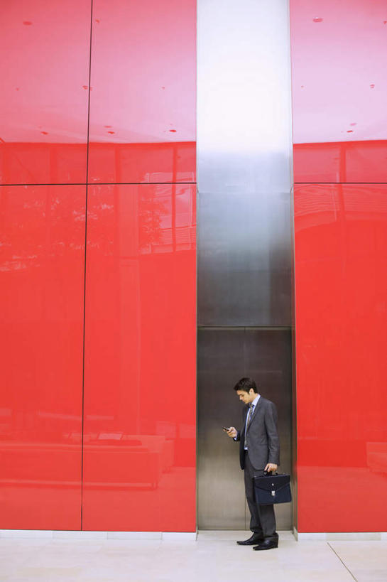 西方人,一个人,商务人士,商务男性,办公室,站,竖图,室内,白天,侧面,衬衫,欧洲,欧洲人,仅一个男性,仅一个人,握,套装,包,公文包,柱子,墙,拿,拎,拿着,注视,墙壁,墙面,仅一个年轻男性,红色,观察,看,站着,握着,公事包,观看,察看,关注,商务装,工薪阶层,男人,男性,年轻男性,白种人,白领,上班族,站立,彩图,全身,衬衣,拎着