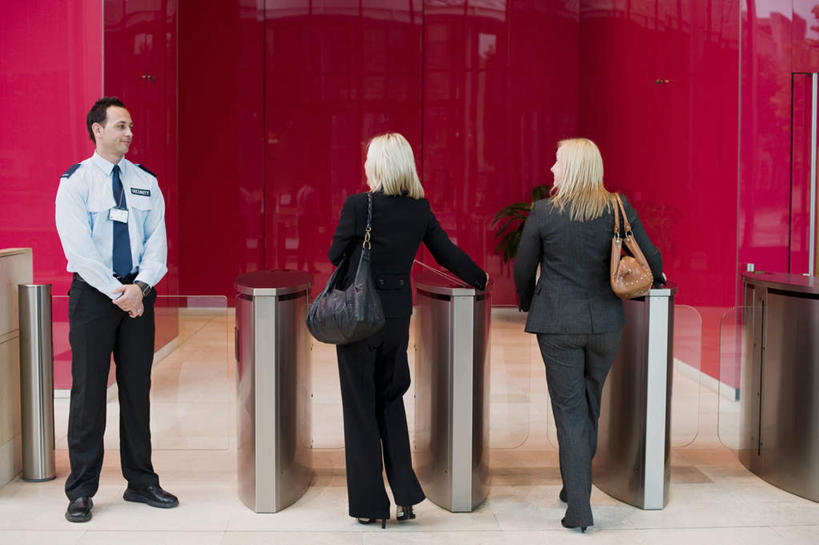 西方人,背部,商务人士,警卫,商务女性,站,走,笑,说,微笑,横图,室内,白天,正面,讨论,植物,门,欧洲,欧洲人,套装,包,盆栽,皮包,墙,盆景,闸机,交通,注视,自动检票机,墙壁,墙面,绿色,自然,门框,观察,看,手放前,站着,生长,成长,观看,单肩包,察看,关注,商务装,门卫,工薪阶层,检票,检票机,检票设备,交流,白种人,白领,保安,上班族,步行,沟通,讲话,交谈,散步,商讨,说话,谈话,站立,走路,彩图,全身