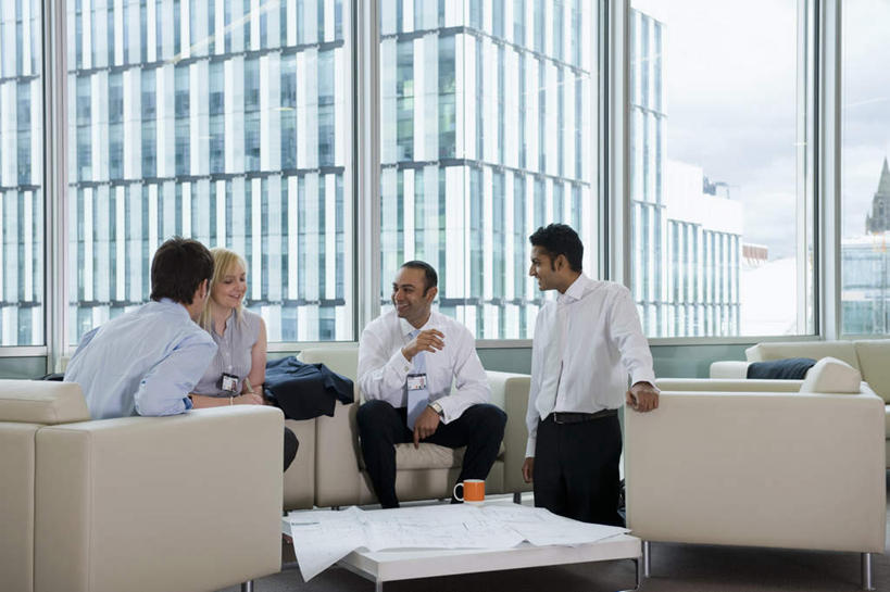 东方人,西方人,同事,商务人士,商务男性,商务女性,办公室,高楼大厦,坐,笑,说,微笑,横图,室内,白天,正面,衬衫,讨论,成功,合作,团队,集体,信心,窗户,沙发,桌子,大厦,建筑,摩天大楼,杯子,欧洲,欧洲人,亚洲,握,套装,开会,会议,木制,图纸,陶瓷,墙,设计图,陶瓷制品,地面,拿,茶几,拿着,注视,黄种人,队伍,玻璃窗,墙壁,墙面,马克杯,木制品,水杯,观察,看,握着,观看,察看,领导,成就,关注,商务装,合伙,领袖,工程图,草图,蓝图,布艺沙发,工薪阶层,交流,白种人,亚洲人,白领,上班族,设计,沟通,讲话,交谈,商讨,说话,谈话,坐着,半身,彩图,衬衣,大楼,高层建筑,高楼,摩天楼