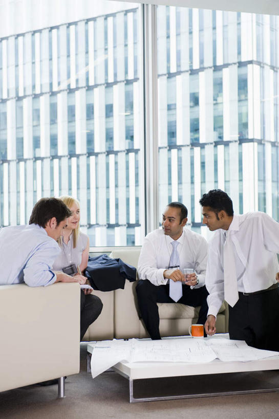 东方人,西方人,同事,商务人士,商务男性,商务女性,办公室,高楼大厦,坐,笑,说,微笑,竖图,室内,白天,正面,衬衫,讨论,成功,合作,团队,集体,信心,窗户,沙发,桌子,大厦,建筑,摩天大楼,杯子,欧洲,欧洲人,亚洲,握,套装,开会,会议,木制,图纸,陶瓷,墙,设计图,陶瓷制品,地面,拿,茶几,拿着,注视,黄种人,队伍,玻璃窗,墙壁,墙面,马克杯,木制品,水杯,观察,看,握着,观看,察看,领导,成就,关注,商务装,合伙,领袖,工程图,草图,蓝图,布艺沙发,工薪阶层,交流,白种人,亚洲人,白领,上班族,设计,沟通,讲话,交谈,商讨,说话,谈话,坐着,半身,彩图,衬衣,大楼,高层建筑,高楼,摩天楼