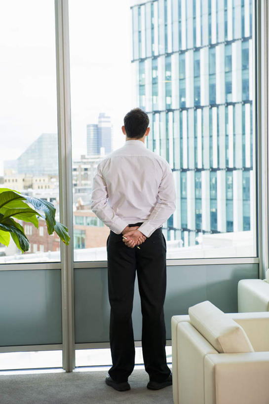 西方人,一个人,商务人士,商务男性,办公室,高楼大厦,站,竖图,室内,白天,衬衫,植物,窗户,沙发,大厦,建筑,摩天大楼,欧洲,欧洲人,仅一个男性,仅一个人,仅一个中年男性,套装,盆栽,盆景,地面,玻璃窗,背面,绿色,自然,站着,生长,成长,商务装,工薪阶层,背手,男人,男性,中年男性,白种人,白领,上班族,站立,彩图,全身,衬衣,大楼,高层建筑,高楼,摩天楼,皮沙发