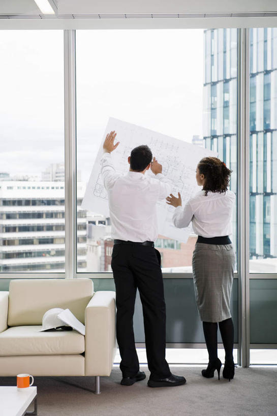 西方人,两个人,同事,商务人士,商务男性,商务女性,办公室,高楼大厦,站,竖图,室内,白天,衬衫,成功,合作,团队,集体,信心,窗户,沙发,桌子,大厦,建筑,摩天大楼,欧洲,欧洲人,握,指,套装,木制,图纸,墙,设计图,地面,拿,茶几,拿着,注视,方向,队伍,玻璃窗,墙壁,墙面,背面,木制品,观察,看,手势,站着,握着,观看,察看,领导,指向,食指,成就,关注,商务装,合伙,领袖,工程图,草图,蓝图,布艺沙发,工薪阶层,男人,男性,年轻女性,女人,女性,中年男性,白种人,白领,上班族,设计,站立,彩图,全身,衬衣,大楼,高层建筑,高楼,摩天楼