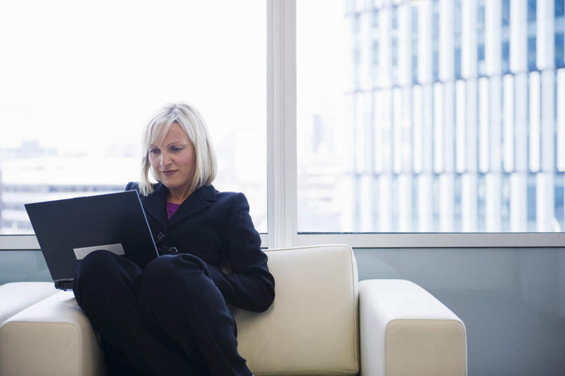 西方人,一个人,商务人士,商务女性,办公室,坐,捧,横图,室内,白天,正面,电脑,笔记本电脑,窗户,沙发,欧洲,欧洲人,仅一个女性,仅一个人,敲打,套装,网络,墙,注视,输入,通讯设备,玻璃窗,墙壁,墙面,打字,观察,看,仅一个中年女性,金色,观看,点击,敲击,察看,无线,关注,通信设备,商务装,无线网络,无线上网,便携式电脑,工薪阶层,按键,手提电脑,女人,女性,中年女性,白种人,长发,白领,上班族,端,端着,捧着,手捧,坐着,半身,彩图,皮沙发