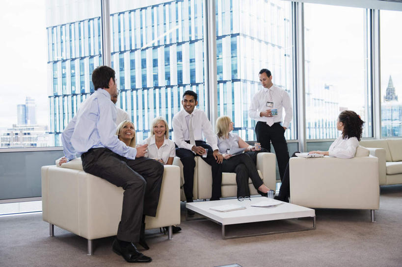 东方人,西方人,同事,商务人士,商务男性,商务女性,办公室,高楼大厦,坐,笑,说,微笑,横图,室内,白天,正面,衬衫,讨论,成功,合作,团队,集体,信心,窗户,沙发,桌子,大厦,建筑,摩天大楼,欧洲,欧洲人,亚洲,套装,开会,会议,木制,墙,地面,许多人,茶几,注视,黄种人,队伍,玻璃窗,墙壁,墙面,木制品,观察,看,一群人,观看,察看,领导,成就,关注,商务装,合伙,领袖,布艺沙发,工薪阶层,交流,男人,男性,年轻男性,年轻女性,女人,女性,中年男性,中年女性,白种人,亚洲人,白领,上班族,沟通,讲话,交谈,商讨,说话,谈话,坐着,彩图,全身,衬衣,大楼,高层建筑,高楼,摩天楼