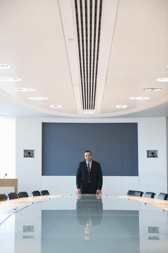 西方人,一个人,商务人士,商务男性,办公室,会议室,站,竖图,室内,白天,正面,衬衫,显示器,天花板,桌子,椅子,照明,欧洲,欧洲人,仅一个男性,仅一个人,仅一个中年男性,撑,套装,屏幕,办公桌,灯光,注视,显示屏,顶灯,灯,会议椅,灯具,观察,看,站着,观看,办公椅,照亮,察看,撑着,照明设备,关注,商务装,工薪阶层,输出设备,商务椅,培训椅,男人,男性,中年男性,白种人,白领,上班族,站立,半身,彩图,衬衣