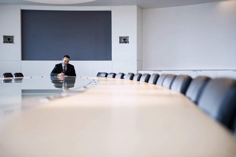 西方人,一个人,商务人士,商务男性,办公室,会议室,坐,横图,室内,白天,正面,衬衫,显示器,天花板,桌子,椅子,照明,欧洲,欧洲人,仅一个男性,仅一个人,仅一个中年男性,握,写字,套装,笔,材料,档案,屏幕,文件,办公桌,灯光,办公用品,拿,拿着,注视,显示屏,顶灯,水笔,灯,文具,会议椅,学习用品,资料,灯具,观察,看,握着,观看,办公椅,文具用品,照亮,察看,书写,照明设备,关注,文档,商务装,工薪阶层,输出设备,商务椅,培训椅,男人,男性,中年男性,白种人,白领,上班族,坐着,半身,彩图,衬衣