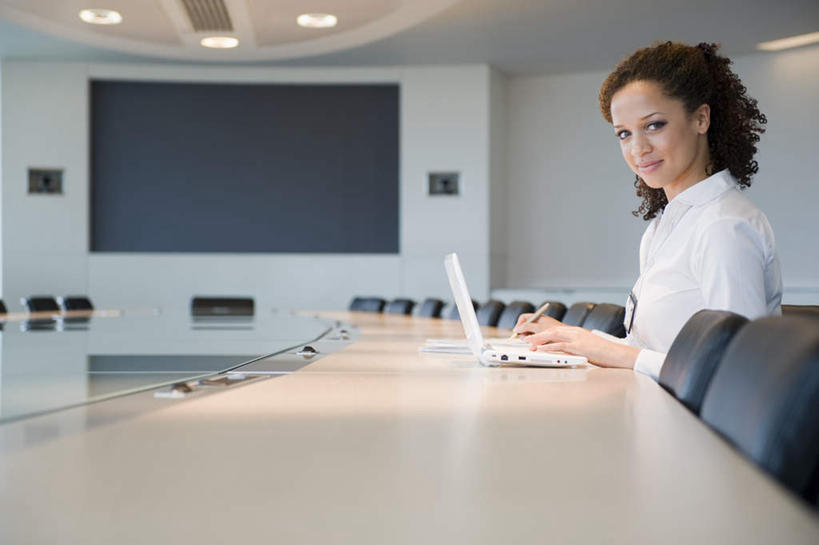 西方人,一个人,商务人士,商务女性,办公室,会议室,坐,笑,微笑,横图,室内,白天,侧面,电脑,笔记本电脑,仪器,天花板,桌子,椅子,照明,欧洲,欧洲人,仅一个年轻女性,仅一个女性,仅一个人,许多,敲打,套装,网络,办公桌,墙,投影仪,灯光,扭头,注视,设备,输入,通讯设备,顶灯,墙壁,墙面,灯,排列,会议椅,灯具,打字,观察,看,转头,观看,点击,敲击,办公椅,照亮,察看,无线,照明设备,队列,关注,通信设备,商务装,无线网络,投影机,无线上网,便携式电脑,工薪阶层,商务椅,培训椅,按键,手提电脑,年轻女性,女人,女性,白种人,白领,上班族,坐着,半身,彩图