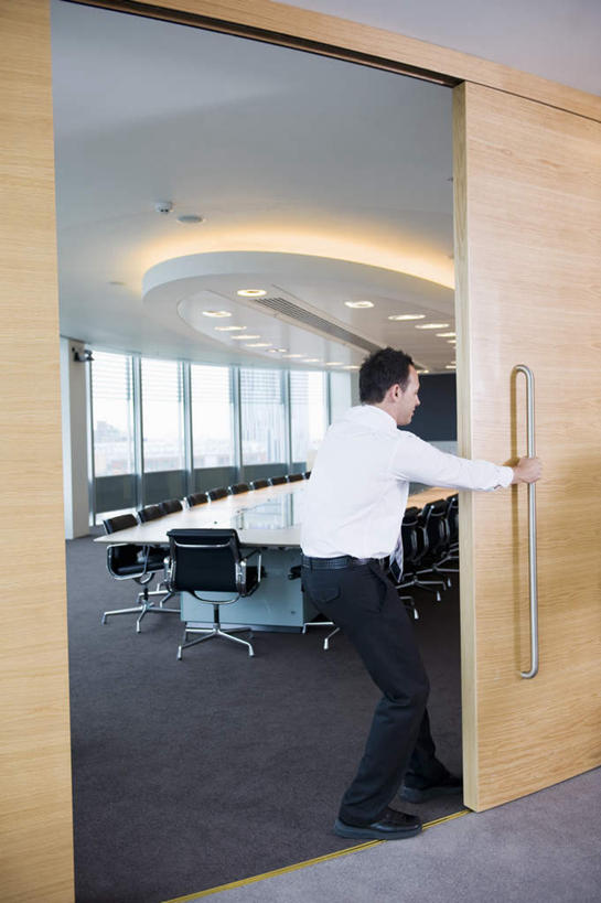 西方人,一个人,商务人士,商务男性,办公室,站,拉,竖图,室内,白天,侧面,衬衫,门,天花板,桌子,椅子,照明,欧洲,欧洲人,仅一个男性,仅一个人,仅一个中年男性,套装,办公桌,灯光,地面,注视,顶灯,灯,把手,会议椅,门把手,灯具,门框,观察,看,站着,观看,门把,办公椅,照亮,察看,照明设备,关注,商务装,工薪阶层,商务椅,培训椅,男人,男性,中年男性,白种人,白领,上班族,拉手,站立,彩图,全身,衬衣