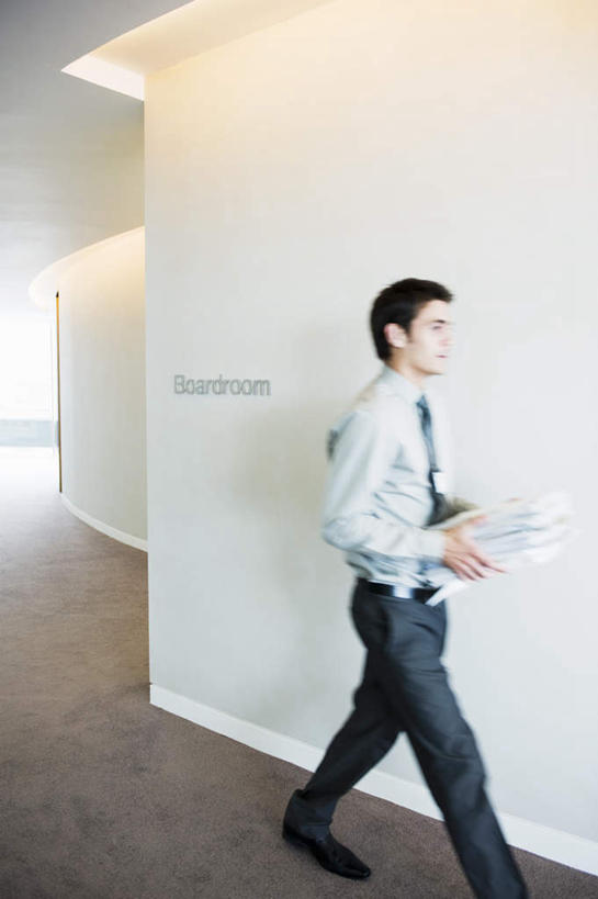 西方人,一个人,商务人士,商务男性,办公室,会议室,走,捧,竖图,室内,白天,侧面,衬衫,椅子,欧洲,欧洲人,仅一个男性,仅一个人,套装,开会,会议,英文,标志,材料,瓷砖,档案,地砖,文件,文字,纸,字符,字母,墙,地面,注视,标识,墙壁,墙面,仅一个年轻男性,会议椅,手稿,资料,观察,看,观看,英文字母,办公椅,证明,察看,关注,文档,商务装,工薪阶层,商务椅,培训椅,男人,男性,年轻男性,白种人,白领,上班族,步行,端,端着,捧着,散步,手捧,走路,半身,彩图,衬衣