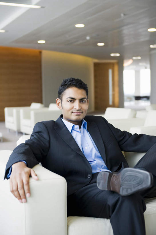 西方人,一个人,商务人士,商务男性,办公室,坐,笑,微笑,竖图,室内,白天,正面,衬衫,沙发,天花板,照明,欧洲,欧洲人,仅一个男性,仅一个人,套装,墙,灯光,二郎腿,注视,顶灯,墙壁,墙面,灯,仅一个年轻男性,灯具,观察,看,观看,照亮,察看,照明设备,关注,商务装,工薪阶层,男人,男性,年轻男性,白种人,白领,上班族,坐着,半身,彩图,衬衣,皮沙发