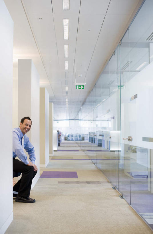 西方人,一个人,商务人士,商务男性,办公室,坐,笑,微笑,竖图,室内,白天,侧面,衬衫,天花板,照明,欧洲,欧洲人,仅一个男性,仅一个人,仅一个中年男性,套装,走道,走廊,过道,灯光,地面,注视,顶灯,灯,灯具,观察,看,观看,照亮,察看,照明设备,关注,商务装,工薪阶层,男人,男性,中年男性,白种人,白领,上班族,坐着,彩图,全身,衬衣