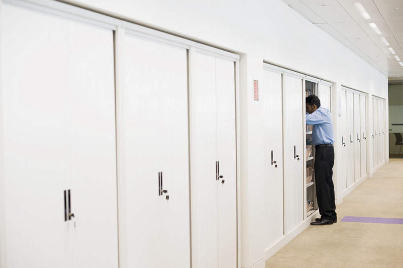 西方人,一个人,商务人士,商务男性,站,横图,室内,白天,侧面,衬衫,柜子,天花板,照明,欧洲,欧洲人,仅一个男性,仅一个人,一排,许多,套装,整齐,走道,走廊,过道,灯光,地面,顶灯,灯,排列,仅一个年轻男性,橱柜,灯具,站着,寻找,照亮,照明设备,队列,商务装,工薪阶层,搜寻,男人,男性,年轻男性,白种人,白领,上班族,站立,彩图,全身,衬衣