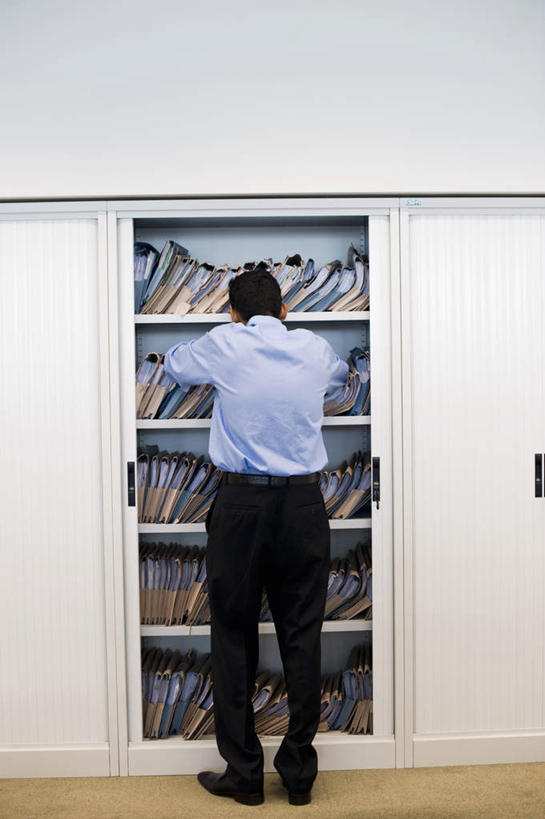 西方人,一个人,商务人士,商务男性,站,竖图,室内,白天,衬衫,柜子,门,书籍,欧洲,欧洲人,仅一个男性,仅一个人,仅一个中年男性,一排,许多,握,套装,整齐,材料,档案,文件,墙,拿,拿着,墙壁,墙面,排列,背面,资料,门框,站着,握着,寻找,队列,文档,商务装,档案柜,工薪阶层,搜寻,男人,男性,中年男性,白种人,白领,上班族,书,图书,站立,彩图,全身,衬衣