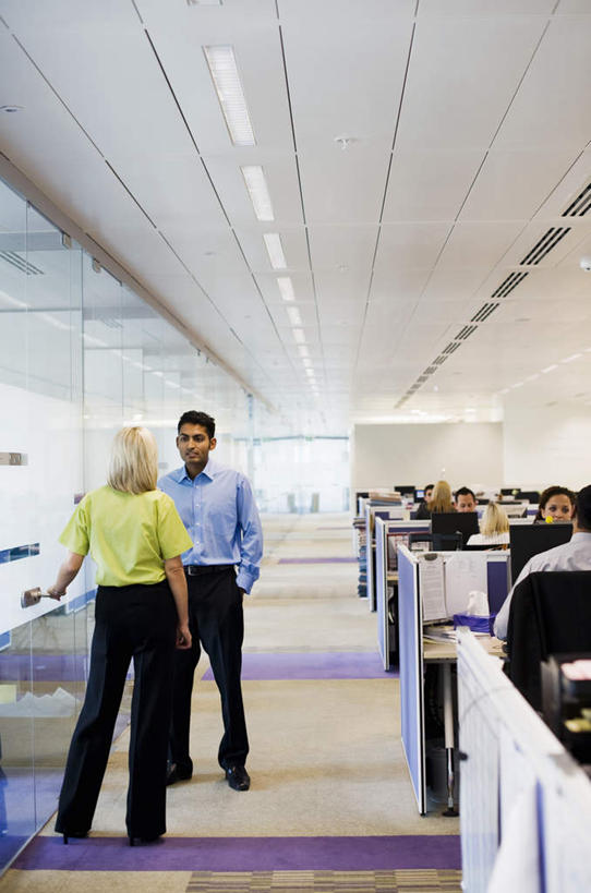 西方人,背部,两个人,同事,商务人士,商务男性,商务女性,站,说,竖图,室内,白天,正面,衬衫,讨论,成功,合作,团队,集体,信心,天花板,桌子,照明,欧洲,欧洲人,亚洲,套装,瓷砖,地砖,办公桌,走道,走廊,过道,灯光,地面,注视,队伍,顶灯,相视,灯,灯具,观察,看,站着,面对面,观看,对视,照亮,察看,领导,互视,照明设备,成就,关注,相对,商务装,手插袋,单手插袋,合伙,领袖,工薪阶层,相看,单手抄兜,单手放兜,交流,男人,男性,年轻男性,女人,女性,中年女性,白种人,亚洲人,印度人,白领,上班族,插兜,沟通,讲话,交谈,商讨,手插兜,手放口袋,说话,谈话,站立,彩图,全身,衬衣,手抄兜