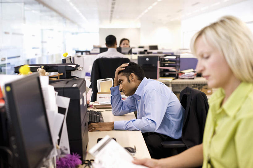 西方人,四个人,商务人士,商务男性,商务女性,坐,横图,室内,白天,侧面,衬衫,电脑,显示器,鼠标,键盘,天花板,桌面,桌子,照明,欧洲,欧洲人,亚洲,撑,套装,工作,网络,材料,档案,文件,纸,办公桌,灯光,托腮,注视,输入设备,通讯设备,顶灯,灯,手稿,资料,灯具,观察,看,托,疲倦,台式电脑,观看,证明,照亮,察看,疲劳,疲惫,照明设备,关注,托下巴,失落,文档,通信设备,商务装,工薪阶层,输出设备,疲乏,男人,男性,年轻男性,年轻女性,女人,女性,中年男性,中年女性,白种人,亚洲人,印度人,白领,上班族,坐着,半身,彩图,衬衣