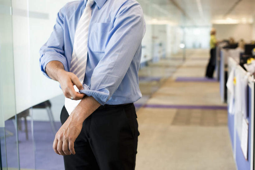 西方人,一个人,商务人士,商务男性,办公室,站,横图,室内,白天,正面,衬衫,天花板,桌子,欧洲,欧洲人,仅一个男性,仅一个人,仅一个中年男性,挽,套装,卷曲,办公桌,走道,走廊,过道,领带,地面,站着,整理,象征,庄重,商务装,身份,工薪阶层,正式,地位,男人,男性,中年男性,白种人,白领,上班族,站立,半身,彩图,衬衣