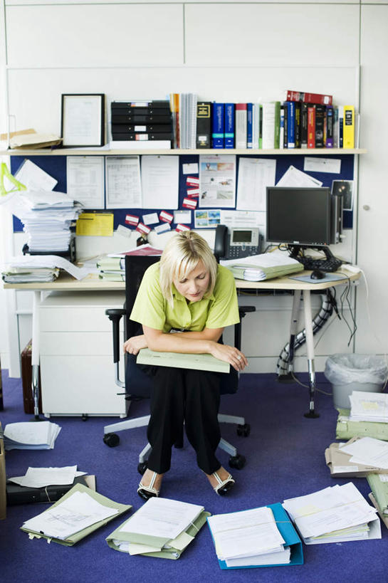 西方人,一个人,商务人士,商务女性,办公室,坐,竖图,室内,白天,正面,电脑,显示器,鼠标,键盘,柜子,桌面,桌子,椅子,欧洲,欧洲人,仅一个女性,仅一个人,一堆,许多,堆叠,堆积,套装,网络,材料,档案,文件,办公桌,墙,注视,输入设备,通讯设备,墙壁,墙面,会议椅,资料,观察,看,仅一个中年女性,金色,台式电脑,搭,观看,堆,办公椅,察看,搭着,关注,文档,通信设备,商务装,档案柜,工薪阶层,输出设备,商务椅,培训椅,女人,女性,中年女性,白种人,长发,白领,上班族,坐着,彩图,全身