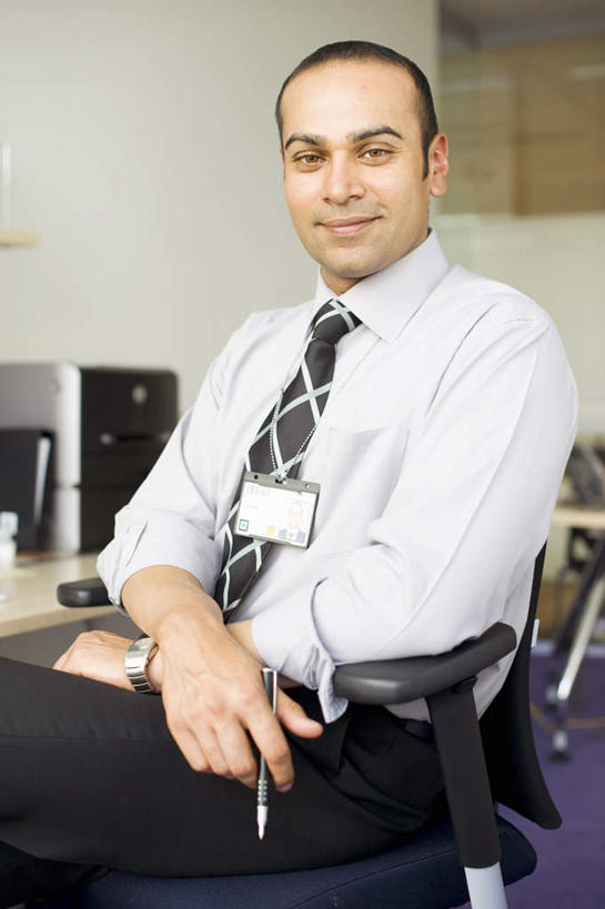 西方人,一个人,商务人士,商务男性,办公室,坐,笑,微笑,竖图,室内,白天,正面,衬衫,桌子,椅子,欧洲,欧洲人,仅一个男性,仅一个人,仅一个中年男性,套装,笔,办公桌,墙,办公用品,领带,注视,标识,吊牌,水笔,墙壁,墙面,文具,会议椅,胸牌,学习用品,观察,看,搭,观看,办公椅,文具用品,察看,徽章,象征,庄重,搭着,关注,商务装,身份,工薪阶层,胸章,胸卡,正式,地位,商务椅,培训椅,编号牌,雕刻牌,工号牌,胸号牌,胸徽,员工牌,男人,男性,中年男性,白种人,白领,上班族,坐着,半身,彩图,衬衣