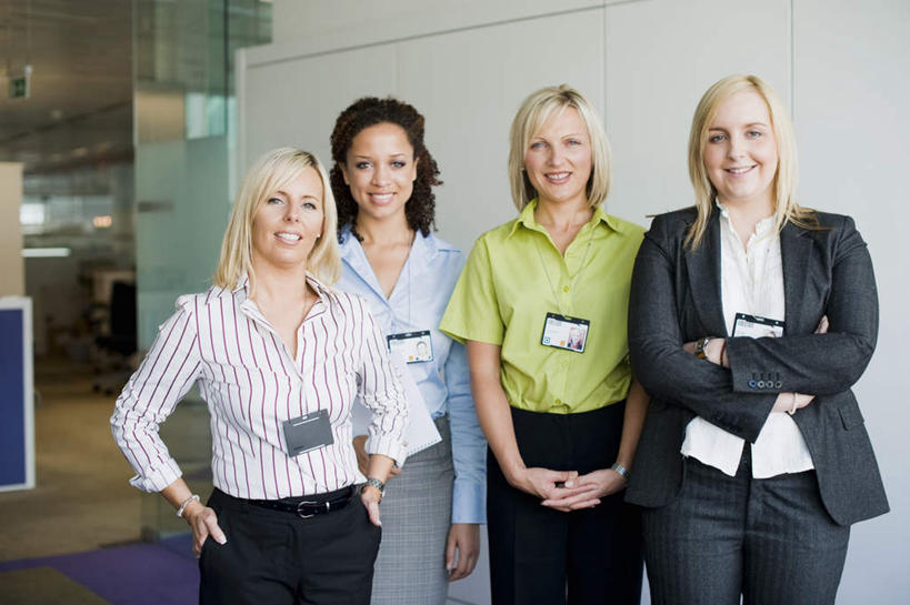 西方人,四个人,同事,商务人士,商务女性,办公室,站,笑,双手交叉,微笑,露齿笑,横图,室内,白天,正面,成功,合作,团队,集体,信心,门,玻璃,欧洲,欧洲人,一排,套装,整齐,墙,注视,标识,吊牌,手叉腰,队伍,墙壁,墙面,玻璃制品,排列,胸牌,门框,叉腰,观察,看,手放前,站着,观看,察看,徽章,领导,双手抱胸,双手叉腰,成就,队列,关注,商务装,身份,合伙,领袖,工薪阶层,胸章,胸卡,编号牌,雕刻牌,工号牌,胸号牌,胸徽,员工牌,年轻女性,女人,女性,中年女性,白种人,白领,上班族,站立,半身,彩图