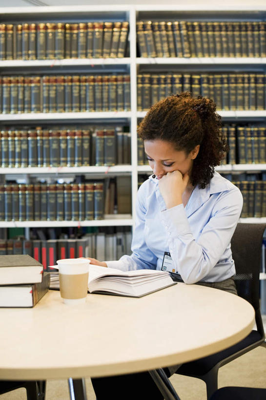 咖啡,西方人,一个人,商务人士,商务女性,图书馆,坐,竖图,室内,白天,正面,幸福,柜子,书架,桌子,杯子,书籍,椅子,欧洲,欧洲人,仅一个年轻女性,仅一个女性,仅一个人,许多,撑,套装,圆形,一杯,托腮,注视,娱乐,标识,吊牌,书桌,饮料,排列,课桌,胸牌,纸制品,橱柜,观察,看,托,享受,休闲,温馨,放松,乐趣,观看,纸杯,察看,徽章,提神,舒适,队列,关注,一次性杯子,托下巴,醒脑,商务装,身份,工薪阶层,浏览室,胸章,胸卡,软饮料,编号牌,雕刻牌,工号牌,胸号牌,胸徽,员工牌,年轻女性,女人,女性,白种人,白领,上班族,书,图书,坐着,半身,彩图,书库,图书库,阅览室