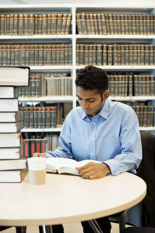 咖啡,西方人,一个人,图书馆,坐,竖图,室内,白天,正面,幸福,书架,桌子,杯子,书籍,椅子,欧洲,欧洲人,仅一个男性,仅一个人,一排,许多,整齐,圆形,瓷器,木椅,咖啡杯,陶瓷制品,一杯,注视,娱乐,书桌,饮料,排列,仅一个年轻男性,课桌,观察,看,享受,休闲,温馨,放松,乐趣,观看,察看,提神,舒适,队列,关注,瓷杯,醒脑,浏览室,软饮料,男人,男性,年轻男性,白种人,书,图书,坐着,半身,彩图,书库,图书库,阅览室