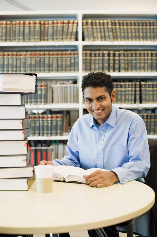 咖啡,西方人,一个人,图书馆,坐,笑,微笑,露齿笑,竖图,室内,白天,正面,幸福,书架,桌子,杯子,书籍,椅子,欧洲,欧洲人,仅一个男性,仅一个人,一排,许多,整齐,圆形,瓷器,木椅,咖啡杯,陶瓷制品,一杯,注视,娱乐,书桌,饮料,排列,仅一个年轻男性,课桌,观察,看,享受,休闲,温馨,放松,乐趣,观看,察看,提神,舒适,队列,关注,瓷杯,醒脑,浏览室,软饮料,男人,男性,年轻男性,白种人,书,图书,坐着,半身,彩图,书库,图书库,阅览室