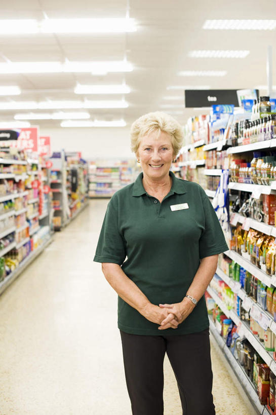 西方人,一个人,店员,商店,站,笑,微笑,露齿笑,竖图,室内,白天,正面,工作服,制服,购物,消费,天花板,超市,照明,欧洲,欧洲人,仅一个女性,仅一个人,一排,许多,整齐,商品,灯光,注视,标识,吊牌,顶灯,货架,货物,架子,灯,排列,胸牌,灯具,观察,看,手放前,站着,营业员,金融,百货,仅一个老年女性,观看,照亮,察看,徽章,照明设备,队列,关注,身份,陈列架,选购,贸易,百货公司,胸章,胸卡,血拼,编号牌,超市货架,雕刻牌,工号牌,胸号牌,胸徽,员工牌,销售人员,工作制服,老年女性,女人,女性,白种人,售货员,超级市场,大卖场,站立,半身,彩图,工作套服,购物商场,购物中心,商业中心