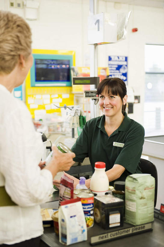 西方人,背部,两个人,店员,商店,站,笑,微笑,露齿笑,竖图,室内,白天,正面,工作服,制服,购物,信用卡,消费,桌面,桌子,超市,欧洲,欧洲人,许多,握,商品,拿,拿着,注视,标识,吊牌,顾客,货物,胸牌,观察,看,站着,营业员,卡,握着,pos机,储蓄卡,金融,百货,收银台,观看,察看,徽章,关注,收银,收银机,身份,选购,贸易,百货公司,胸章,胸卡,血拼,编号牌,雕刻牌,工号牌,胸号牌,胸徽,员工牌,销售人员,工作制服,银行卡,老年女性,女人,女性,中年女性,白种人,售货员,超级市场,大卖场,站立,半身,彩图,工作套服,购物商场,购物中心,商业中心