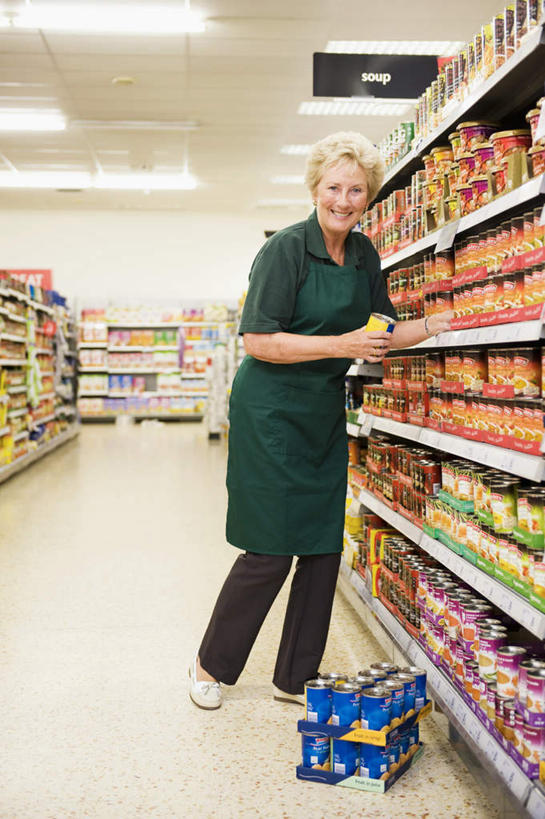 西方人,一个人,店员,商店,站,笑,微笑,竖图,室内,白天,侧面,工作服,制服,购物,消费,天花板,超市,照明,欧洲,欧洲人,仅一个女性,仅一个人,一排,许多,弯腰,整齐,商品,灯光,注视,标识,吊牌,顶灯,货架,货物,架子,灯,排列,胸牌,灯具,观察,看,站着,营业员,金融,百货,仅一个老年女性,观看,整理,照亮,察看,徽章,照明设备,队列,关注,身份,陈列架,选购,贸易,百货公司,胸章,胸卡,弯身,血拼,编号牌,超市货架,雕刻牌,工号牌,胸号牌,胸徽,员工牌,销售人员,工作制服,老年女性,女人,女性,白种人,售货员,超级市场,大卖场,站立,彩图,全身,工作套服,购物商场,购物中心,商业中心