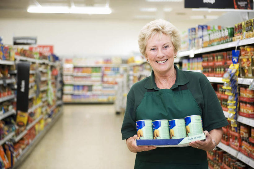 西方人,头发,一个人,商店,站,捧,笑,微笑,露齿笑,横图,室内,白天,正面,工作服,制服,购物,消费,天花板,超市,照明,欧洲,欧洲人,仅一个女性,仅一个人,一排,许多,朦胧,模糊,整齐,商品,灯光,注视,标识,吊牌,顶灯,货架,货物,架子,灯,排列,白色,胸牌,灯具,观察,看,站着,金融,百货,仅一个老年女性,观看,照亮,察看,徽章,照明设备,队列,关注,身份,陈列架,选购,贸易,百货公司,胸章,胸卡,血拼,编号牌,超市货架,雕刻牌,工号牌,胸号牌,胸徽,员工牌,工作制服,老年女性,女人,女性,白种人,超级市场,大卖场,端,端着,捧着,手捧,站立,半身,彩图,工作套服,购物商场,购物中心,商业中心,短发