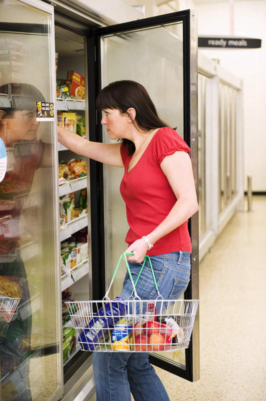 西方人,一个人,商店,走,笑,微笑,竖图,室内,白天,侧面,T恤衫,购物,消费,超市,欧洲,欧洲人,仅一个女性,仅一个人,一排,许多,握,服装,整齐,篮子,商品,棕色,地面,拿,T恤,拎,拿着,注视,休闲装,购物篮,货架,货物,架子,排列,衣服,红色,观察,看,仅一个中年女性,休闲,休闲服,握着,金融,百货,服饰,观看,察看,便利,存放,队列,关注,载具,陈列架,选购,贸易,百货公司,快捷,血拼,方便,超市货架,寄存,寄放,暂存,购物提篮,女人,女性,中年女性,白种人,长发,购物筐,超级市场,大卖场,步行,散步,走路,半身,彩图,购物商场,购物中心,商业中心,拎着