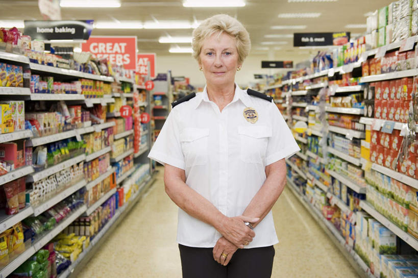 西方人,头发,一个人,商店,站,笑,微笑,横图,室内,白天,正面,衬衫,购物,消费,天花板,超市,照明,欧洲,欧洲人,仅一个女性,仅一个人,一排,许多,整齐,商品,灯光,注视,顶灯,货架,货物,架子,灯,排列,白色,灯具,观察,看,手放前,站着,金融,百货,仅一个老年女性,观看,照亮,察看,照明设备,队列,关注,陈列架,选购,贸易,百货公司,血拼,超市货架,老年女性,女人,女性,白种人,超级市场,大卖场,站立,半身,彩图,衬衣,购物商场,购物中心,商业中心,短发