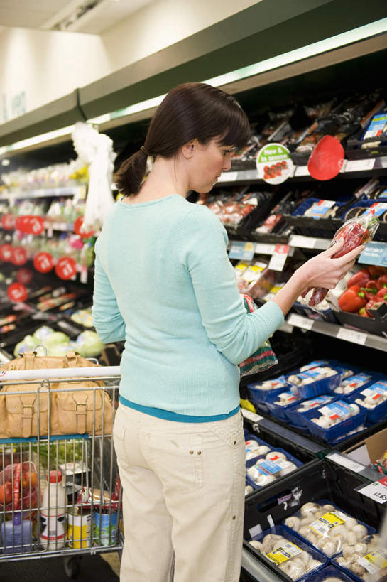 西方人,一个人,商店,站,竖图,室内,白天,正面,购物,消费,天花板,超市,购物车,照明,欧洲,欧洲人,仅一个女性,仅一个人,一排,许多,握,服装,整齐,商品,灯光,地面,拿,拿着,注视,休闲装,顶灯,货架,货物,架子,车,灯,排列,衣服,蓝色,手推车,灯具,观察,看,站着,仅一个中年女性,休闲,休闲服,握着,金融,百货,服饰,观看,照亮,察看,便利,挑选,照明设备,存放,队列,关注,载具,选择,陈列架,选购,贸易,百货公司,快捷,血拼,方便,超市货架,寄存,寄放,暂存,女人,女性,中年女性,白种人,超级市场,大卖场,站立,半身,彩图,购物商场,购物中心,商业中心