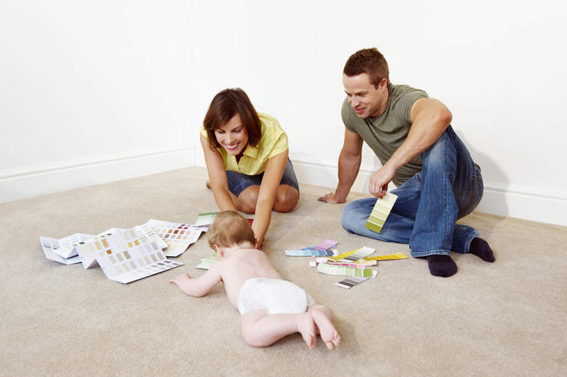 西方人,婴儿,儿童,中年人,三个人,家庭,夫妻,母亲,父亲,坐,跪,笑,微笑,露齿笑,横图,室内,白天,正面,T恤衫,爱情,游戏,纯洁,地板,欧洲,欧洲人,许多,服装,裤子,散落,墙,地面,浪漫,系统,玩,T恤,注视,牛仔裤,休闲装,娱乐,尿布,纸尿裤,尿不湿,木地板,墙壁,墙面,小孩,衣服,观察,看,趴着,休闲,温暖,温馨,父子,母子,三口之家,一家人,休闲服,比较,恩爱,父爱,可爱,母爱,色彩,颜色,恋人,服饰,活泼,对比,观看,活动,色阶卡,色卡,颜色卡,色板,和睦,察看,纸尿布,发泄,关注,消遣,智力,宝宝,选择,标准,纯真,烂漫,无邪,比色卡,纸尿片,宣泄,色标卡,伶俐,天真,男人,男性,女人,女性,中年男性,中年女性,白种人,孩子,夫妇,情侣,跪着,趴,玩耍,嬉戏,坐着,彩图,全身,伴侣,融洽