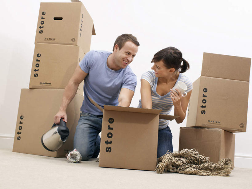 西方人,中年人,两个人,家庭,夫妻,跪,笑,微笑,露齿笑,横图,室内,白天,正面,爱情,报纸,杯子,欧洲,欧洲人,一堆,许多,废弃,握,堆叠,堆积,服装,裤子,信息,包裹,包装,壶,纸箱,陶瓷,墙,咖啡壶,陶瓷制品,地面,浪漫,拿,拿着,注视,牛仔裤,休闲装,墙壁,墙面,衣服,马克杯,容器,水杯,箱子,观察,看,休闲,温暖,温馨,一家人,休闲服,恩爱,握着,恋人,服饰,观看,堆,搬家,新闻,和睦,察看,迁移,关注,纸板箱,拆封,包装箱,迁居,乔迁,搬迁,男人,男性,女人,女性,中年男性,中年女性,白种人,夫妇,情侣,跪着,彩图,全身,伴侣,融洽,报刊