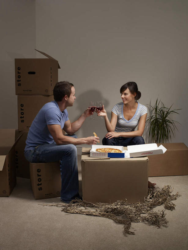 葡萄酒,西方人,中年人,两个人,家庭,夫妻,坐,笑,吃,微笑,竖图,室内,白天,正面,爱情,烹饪,西餐,植物,报纸,杯子,欧洲,欧洲人,一堆,许多,废弃,握,堆叠,堆积,服装,裤子,庆祝,信息,包裹,包装,高脚杯,壶,盆栽,纸盒,纸箱,陶瓷,墙,料理,食品,披萨,匹萨,咖啡壶,盆景,陶瓷制品,红酒杯,地面,酒类,浪漫,拿,拿着,注视,牛仔裤,休闲装,菜肴,美食,墙壁,墙面,玻璃制品,盒子,酒,食物,饮料,衣服,绿色,自然,包装盒,酒杯,马克杯,容器,水杯,箱子,快餐,观察,看,休闲,温暖,温馨,一家人,休闲服,恩爱,西式,握着,恋人,服饰,佳肴,生长,成长,观看,堆,搬家,新闻,和睦,察看,迁移,比萨,葡萄酒杯,关注,纸板箱,拆封,西式快餐,垃圾食品,包装箱,意大利薄饼,迁居,乔迁,搬迁,男人,男性,女人,女性,中年男性,中年女性,白种人,夫妇,情侣,玻璃杯,嚼,食,坐着,彩图,全身,伴侣,融洽,报刊