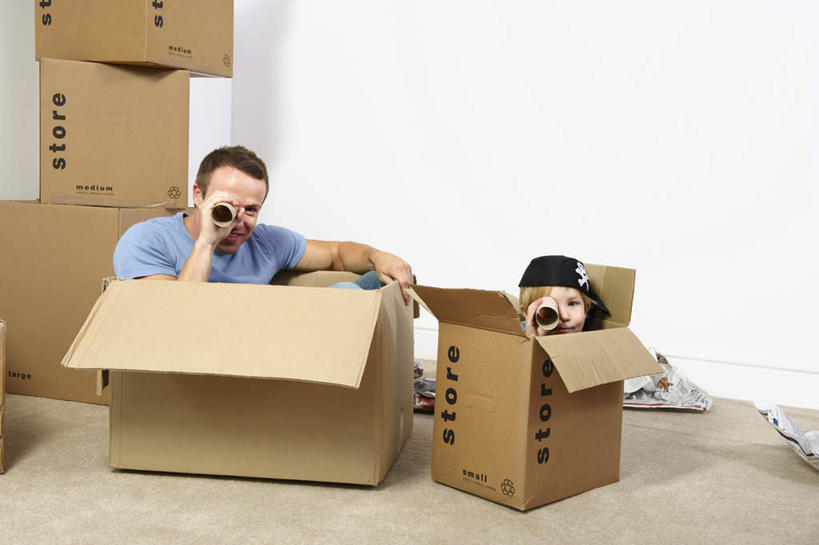 西方人,儿童,中年人,两个人,家庭,父亲,儿子,客厅,坐,笑,微笑,横图,室内,白天,正面,T恤衫,游戏,纯洁,欧洲,欧洲人,许多,服装,包装,管子,纸箱,墙,地面,玩,T恤,注视,休闲装,娱乐,墙壁,墙面,小孩,衣服,蓝色,容器,箱子,观察,看,休闲,温暖,温馨,父子,一家人,休闲服,父爱,可爱,童年,童趣,服饰,观看,活动,搬家,和睦,察看,迁移,起居室,发泄,关注,消遣,智力,纸板箱,童真,烂漫,无邪,包装箱,宣泄,迁居,乔迁,搬迁,客堂,天真,男孩,男人,男性,中年男性,白种人,孩子,玩耍,嬉戏,坐着,彩图,全身,融洽,男生