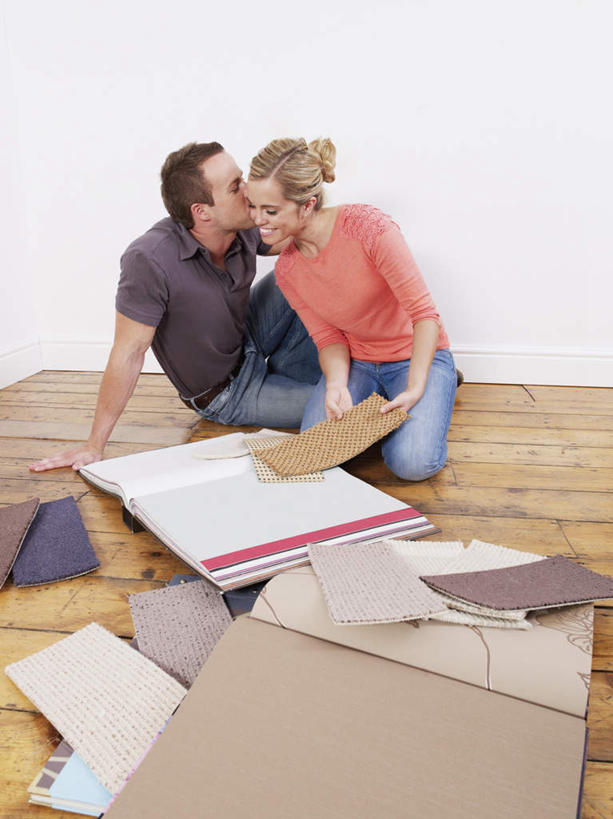 西方人,中年人,两个人,家庭,夫妻,坐,跪,笑,吻,微笑,竖图,室内,白天,正面,爱情,地板,装修,书籍,欧洲,欧洲人,一本,一堆,许多,撑,握,堆叠,堆积,服装,裤子,散落,木板,墙,地面,浪漫,拿,拿着,注视,牛仔裤,休闲装,装潢,木地板,墙壁,墙面,衣服,红色,打开,观察,看,休闲,温暖,温馨,一家人,休闲服,恩爱,握着,恋人,服饰,观看,堆,和睦,察看,撑着,开启,关注,男人,男性,女人,女性,中年男性,中年女性,白种人,夫妇,情侣,书,图书,跪着,亲,亲吻,坐着,半身,彩图,伴侣,融洽