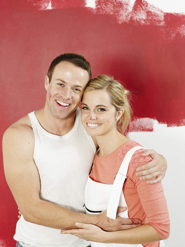 西方人,中年人,两个人,家庭,夫妻,站,抱,笑,微笑,露齿笑,竖图,室内,白天,正面,爱情,地板,装修,欧洲,欧洲人,服装,裤子,装饰,背心,布,材料,墙,地面,浪漫,注视,装潢,木地板,墙壁,墙面,衣服,红色,白色,观察,看,站着,温暖,温馨,一家人,背带裤,恩爱,恋人,服饰,抱着,观看,保护,布匹,涂料,和睦,察看,搂着,衣着,穿着,关注,防水,衣饰,防潮,油布,饭单裤,工装裤,男人,男性,女人,女性,中年男性,中年女性,白种人,夫妇,情侣,搂,搂抱,站立,半身,彩图,伴侣,融洽