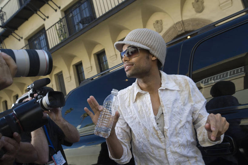 西方人,记者,演员,电影明星,家,站,举,笑,微笑,露齿笑,横图,室外,白天,正面,帽子,相机,欧洲,欧洲人,握,服装,墨镜,眼镜,房屋,屋子,许多人,拿,拿着,扭头,注视,休闲装,运动帽,楼房,住宅,一个,拍照,衣服,瓶子,数码相机,塑料制品,太阳镜,太阳眼镜,观察,看,托,站着,转头,一群人,休闲,休闲服,塑料瓶,鸭舌帽,遮阳镜,单反,握着,摄影,服饰,单个,观看,单反相机,察看,关注,男人,男性,年轻男性,年轻女性,女人,女性,白种人,照相机,影视明星,举起,举手,举着,向上举,向上伸,向上托,站立,半身,彩图,照相,房子,狗仔