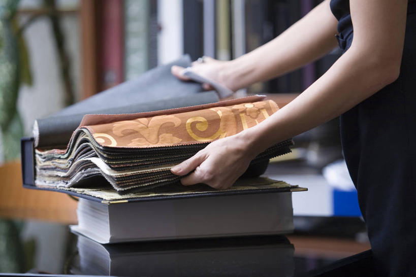 西方人,一个人,设计师,站,横图,室内,白天,侧面,桌面,桌子,书籍,纺织品,欧洲,欧洲人,仅一个年轻女性,仅一个女性,仅一个人,握,服装,朦胧,模糊,木制,墙,拿,拿着,休闲装,墙壁,墙面,衣服,木制品,打开,站着,休闲,休闲服,握着,服饰,样本,开启,年轻女性,女人,女性,白种人,美术设计员,设计,设计家,设计者,书,图书,站立,半身,彩图