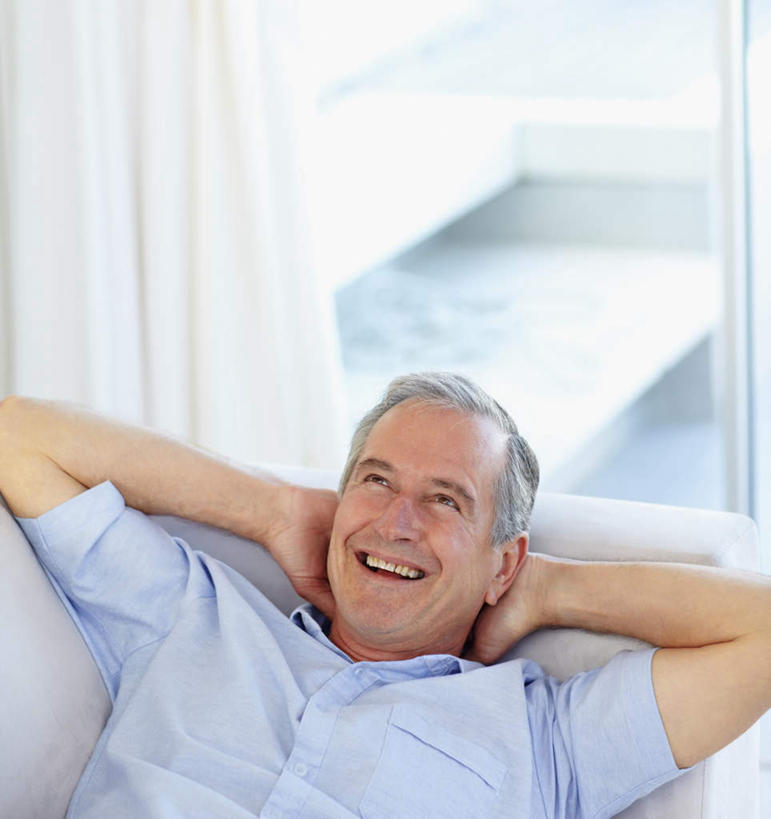 西方人,脸,头,脸颊,手,头发,一个人,客厅,躺,举,笑,微笑,露齿笑,竖图,俯视,室内,特写,白天,窗户,窗帘,靠垫,落地窗,沙发,欧洲,欧洲人,双手,仅一个男性,仅一个人,仅一个中年男性,服装,朦胧,模糊,装饰,墙,靠枕,注视,休闲装,肩膀,玻璃窗,墙壁,墙面,衣服,蓝色,灰色,帘子,垫子,枕头,观察,看,托,休闲,手部,休闲服,遮阳,搭,服饰,观看,华丽,修饰,点缀,察看,起居室,搭着,关注,布艺沙发,衬托,美观,雅致,雅观,客堂,卧着,男人,男性,中年男性,白种人,头部,直发,脸部,脸蛋,面部,举起,举手,举着,躺着,卧,向上举,向上伸,向上托,半身,彩图,高角度拍摄,短发