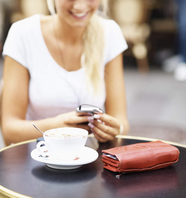 西方人,一个人,坐,笑,打电话,微笑,露齿笑,竖图,室外,白天,正面,桌面,桌子,杯子,餐具,电话,手机,椅子,欧洲,欧洲人,仅一个年轻女性,仅一个女性,仅一个人,握,阴影,服装,朦胧,模糊,光线,木制,瓷器,碟子,盘,影子,勺子,咖啡杯,陶瓷制品,拿,拿着,注视,休闲装,通讯设备,装饰品,一个,衣服,白色,阳光,盘子,木制品,饰品,手链,首饰,调羹,碟,汤匙,观察,看,休闲,休闲服,握着,服饰,手镯,皮夹子,钱包,单个,观看,察看,零钱包,皮夹,关注,咖啡店,瓷杯,咖啡屋,镯子,交流,年轻女性,女人,女性,白种人,沟通,通话,坐着,半身,彩图,咖啡馆