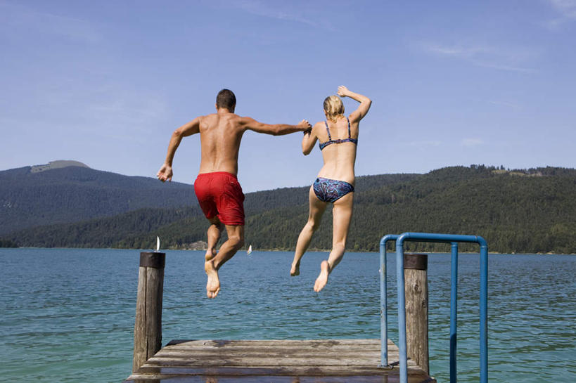 西方人,两个人,栏杆,码头,跳,握手,横图,室外,白天,泳装,比基尼,爱情,性感,海浪,海洋,山,山脉,港口,欧洲,欧洲人,阴影,短裤,裤子,光线,木板,影子,浪花,山峰,云,云朵,围栏,桥,木桥,山峦,半空,浪漫,云彩,护栏,裸露,栈桥,背面,红色,蓝色,白云,蓝天,天空,阳光,海水,群山,天,温暖,温馨,恩爱,诱惑,沙滩裤,恋人,晴朗,人行桥,木板桥,和睦,裸,火辣,海景,男人,男性,年轻男性,年轻女性,女人,女性,白种人,情侣,大海,风浪,海,海水的波动,近岸浪,涌浪,晴空,搀手,拉手,手搀手,手拉手,手牵手,手握手,跳跃,彩图,全身,三点式,泳衣,摆渡口,埠头,渡口,渡头,港湾,海港,货运码头,口岸,商港,伴侣,融洽