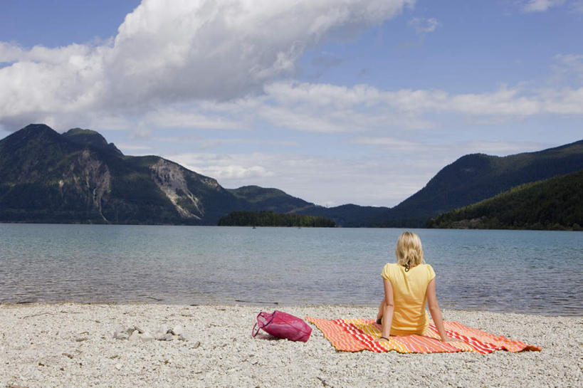西方人,一个人,坐,横图,室外,白天,海浪,海洋,沙滩,山,山脉,纺织品,欧洲,欧洲人,仅一个年轻女性,仅一个女性,仅一个人,撑,阴影,服装,装饰,光线,包,毛毯,沙子,毯子,影子,海岸,浪花,山峰,水平线,云,云朵,海平线,沙地,山峦,云彩,旅行包,休闲装,纺织,一个,背面,衣服,黄色,红色,蓝色,白云,蓝天,天空,阳光,海水,垫子,群山,天,休闲,温暖,休闲服,橙色,服饰,晴朗,单个,华丽,修饰,点缀,撑着,海景,衬托,美观,雅致,雅观,旅游包,提包,年轻女性,女人,女性,白种人,大海,风浪,海,海水的波动,海滩,近岸浪,涌浪,晴空,坐着,彩图,全身