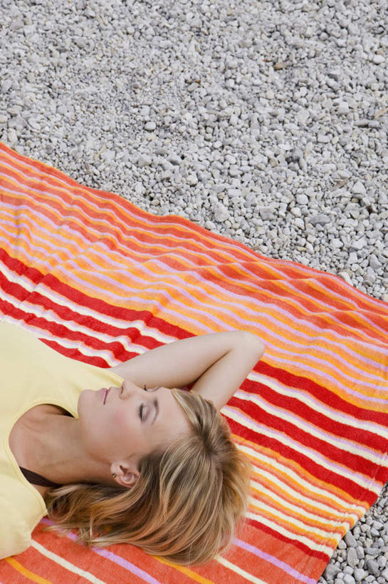 西方人,一个人,躺,闭眼,睡,竖图,俯视,室外,白天,沙滩,纺织品,欧洲,欧洲人,仅一个年轻女性,仅一个女性,仅一个人,阴影,服装,装饰,光线,毛毯,沙子,毯子,影子,海岸,沙地,休闲装,纺织,衣服,黄色,阳光,垫子,休闲,温暖,休闲服,橙色,服饰,华丽,修饰,点缀,衬托,美观,雅致,雅观,卧着,年轻女性,女人,女性,白种人,海滩,闭眼睛,闭着眼,闭着眼睛,困,困觉,寝息,睡觉,躺着,卧,半身,彩图,高角度拍摄