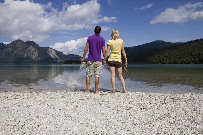 西方人,两个人,站,握手,横图,室外,白天,爱情,海浪,海洋,沙滩,山,山脉,鞋子,欧洲,欧洲人,握,阴影,服装,光线,沙子,影子,海岸,浪花,山峰,水平线,云,云朵,海平线,沙地,山峦,浪漫,拿,云彩,拎,拿着,休闲装,背面,衣服,黄色,蓝色,紫色,白云,蓝天,天空,阳光,海水,群山,天,站着,休闲,温暖,温馨,休闲服,恩爱,握着,恋人,服饰,晴朗,和睦,海景,男人,男性,年轻男性,年轻女性,女人,女性,白种人,情侣,大海,风浪,海,海水的波动,海滩,近岸浪,涌浪,晴空,搀手,拉手,手搀手,手拉手,手牵手,手握手,站立,彩图,全身,伴侣,融洽,拎着