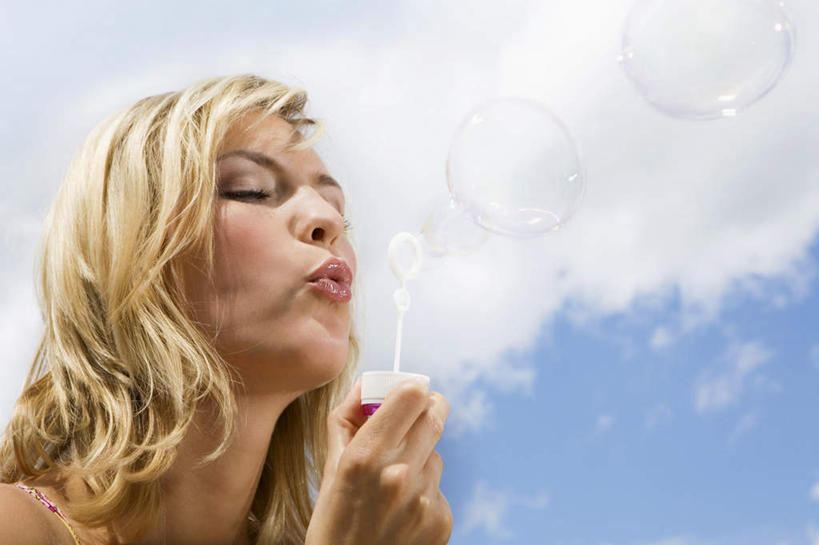 西方人,脸,头,脸颊,手,头发,一个人,闭眼,横图,室外,特写,白天,仰视,游戏,玩具,欧洲,欧洲人,仅一个年轻女性,仅一个女性,仅一个人,握,阴影,光线,影子,云,云朵,拿,玩,云彩,拿着,娱乐,蓝色,白云,蓝天,天空,阳光,泡泡,天,吹,休闲,手部,金色,益智,握着,晴朗,活动,单手,发泄,消遣,智力,宣泄,年轻女性,女人,女性,白种人,头部,长发,卷发,脸部,脸蛋,面部,晴空,闭眼睛,闭着眼,闭着眼睛,玩耍,嬉戏,半身,彩图,低角度拍摄