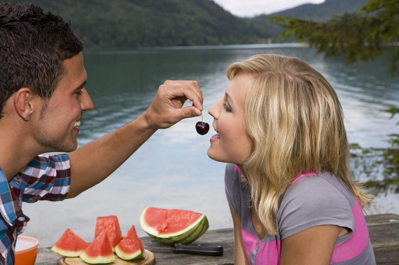 西方人,两个人,坐,笑,微笑,露齿笑,横图,室外,白天,侧面,爱情,海浪,海洋,山,山脉,西瓜,樱桃,水果,欧洲,欧洲人,撑,切开,握,阴影,服装,新鲜,光线,影子,浪花,山峰,水平线,云,云朵,生食,食品,果实,海平线,山峦,浪漫,拿,云彩,拿着,休闲装,相视,食物,衣服,蓝色,白云,蓝天,天空,阳光,海水,群山,天,切,休闲,温暖,温馨,面对面,休闲服,恩爱,握着,恋人,服饰,有机食品,绿色食品,晴朗,对视,和睦,撑着,互视,相对,剖面,海景,切面,相看,男人,男性,年轻男性,年轻女性,女人,女性,白种人,情侣,大海,风浪,海,海水的波动,近岸浪,涌浪,晴空,樱珠,莺桃,英桃,楔桃,牛桃,荆桃,寒瓜,坐着,半身,彩图,伴侣,融洽